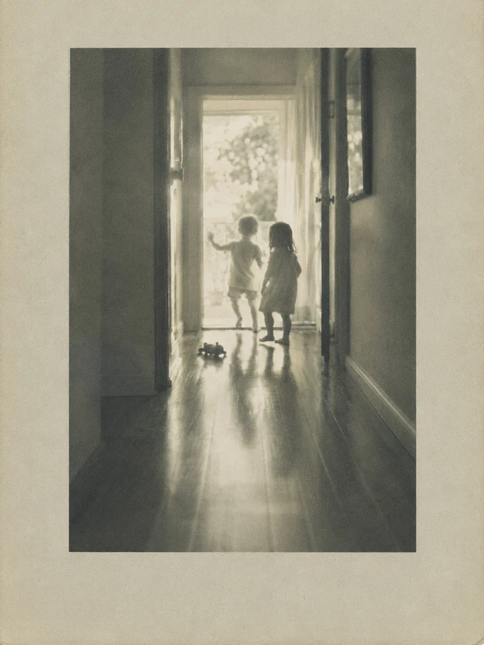 3 Feet 5, the house’s card: two children in a sunlit doorway
